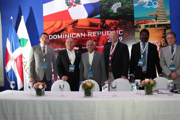 En Santiago se realiza Asamblea Mundial de Productores de Tabaco; ministro de Agricultura Osmar Benítez encabeza encuentro donde participan 22 países y 50 delegados internacionales.