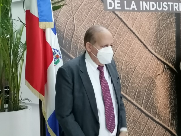 Empresario de la Industria Tabacalera Emilio Reyes solicita al presidente Luis Abinader mejoras para impulsar el sector.