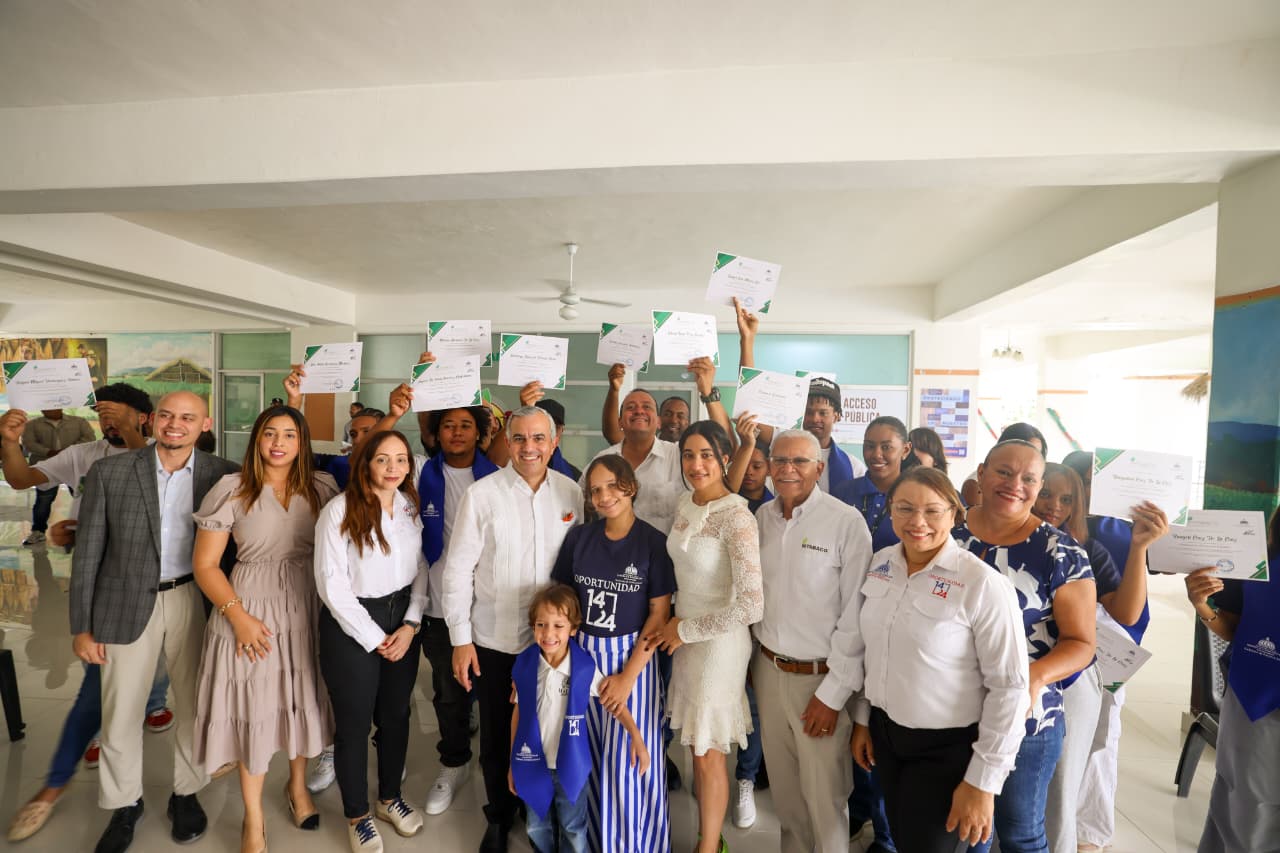 INTABACO celebra graduación de 17 nuevos artesanos tabaqueros a través del Programa 14/24