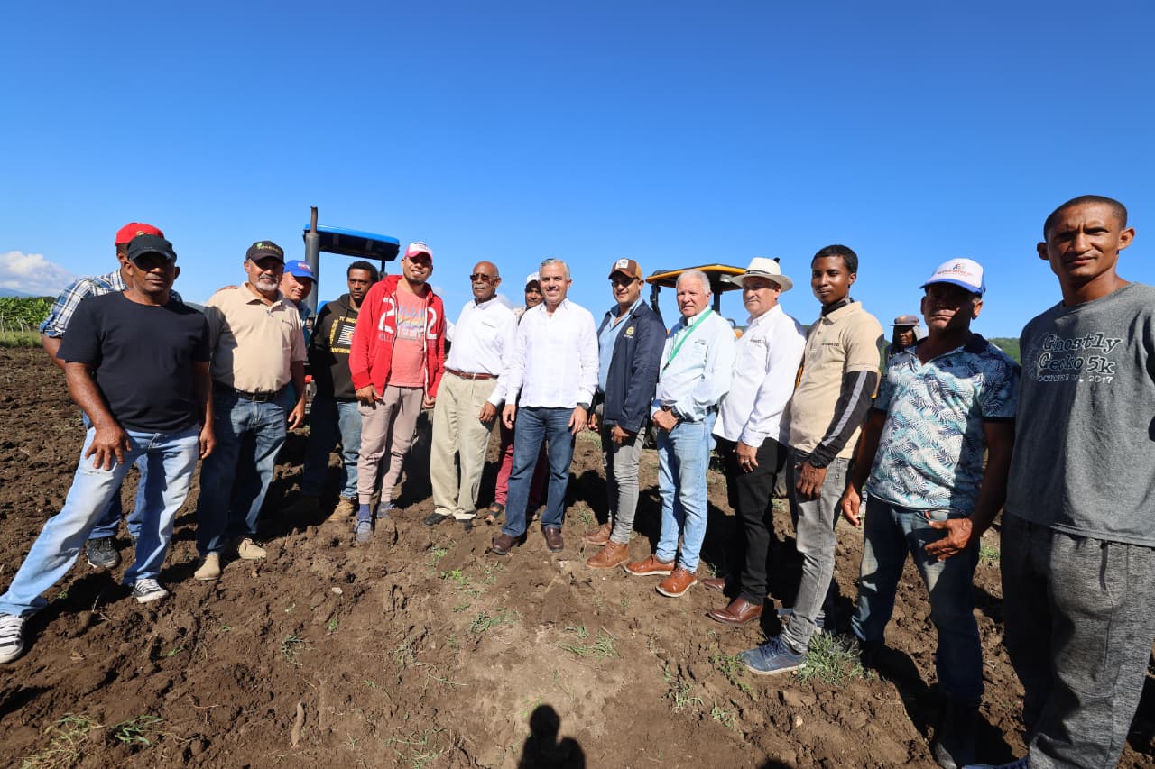 INTABACO brinda apoyo técnico a productores de tabaco para andullo en comunidades de Azua