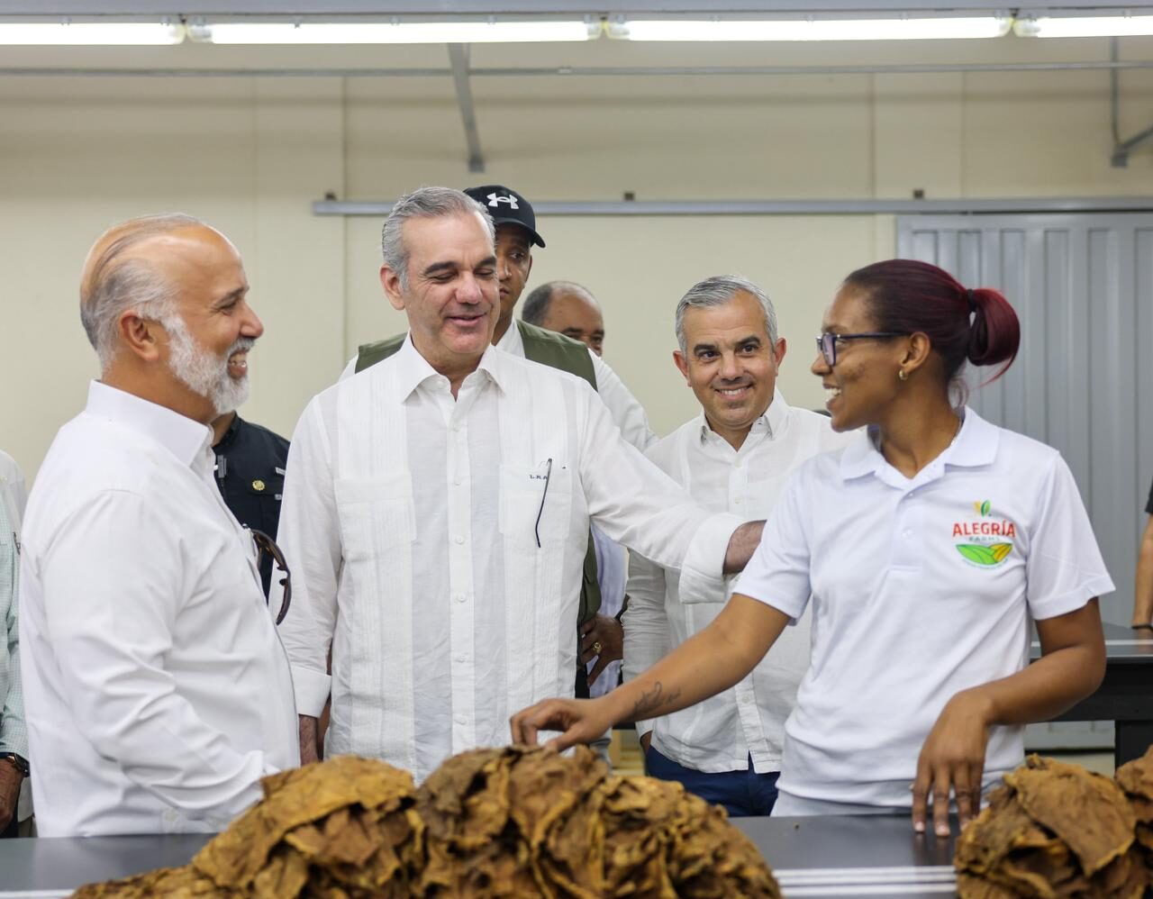 INTABACO acompaña al presidente Abinader en visita oficial a zona franca Alegría Farms